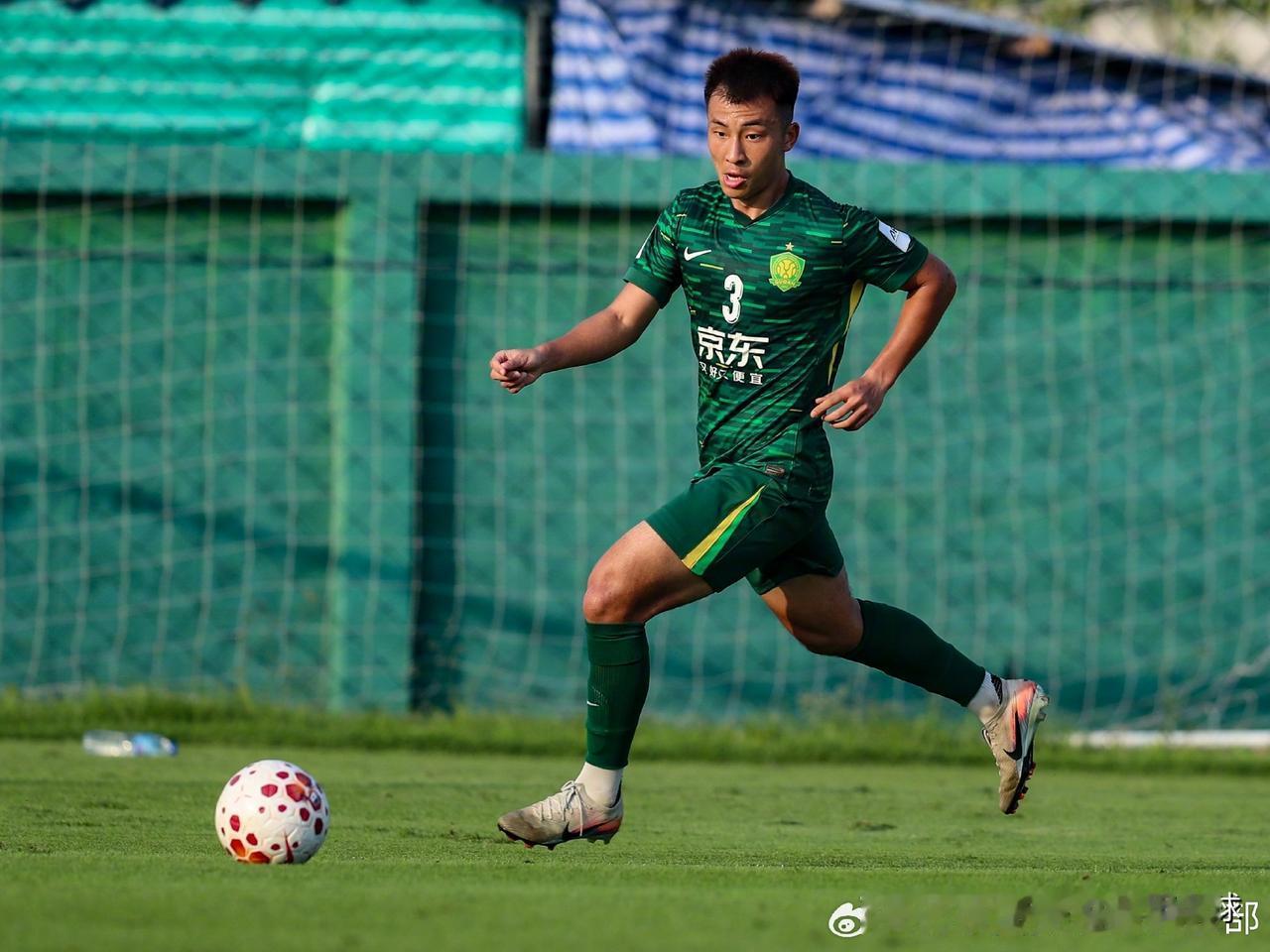 何宇鹏左足第五跖骨基底骨折…国安后卫何宇鹏在与深圳新鹏城的热身赛中受伤，现在确诊