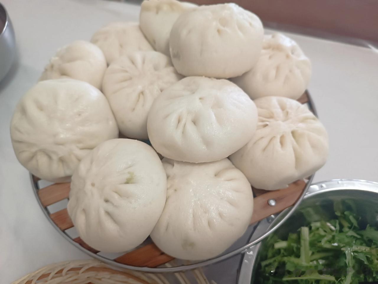 秋日头茬韭菜上市了。
昨天下午我买了些韭菜，打算烙几个发面盒子。儿子爱吃韭菜，提