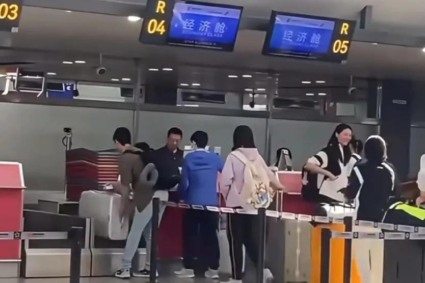 帮莎莎搬行李箱的帅哥找到啦！就是国乒技术组的周润帅哥。在等检行李过机时，孙颖莎和