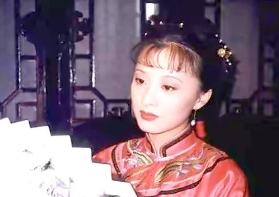 有个知县的女儿不久即将出嫁，知县为女儿买了个陪嫁丫鬟。却惊讶地发现，此丫鬟乃前任