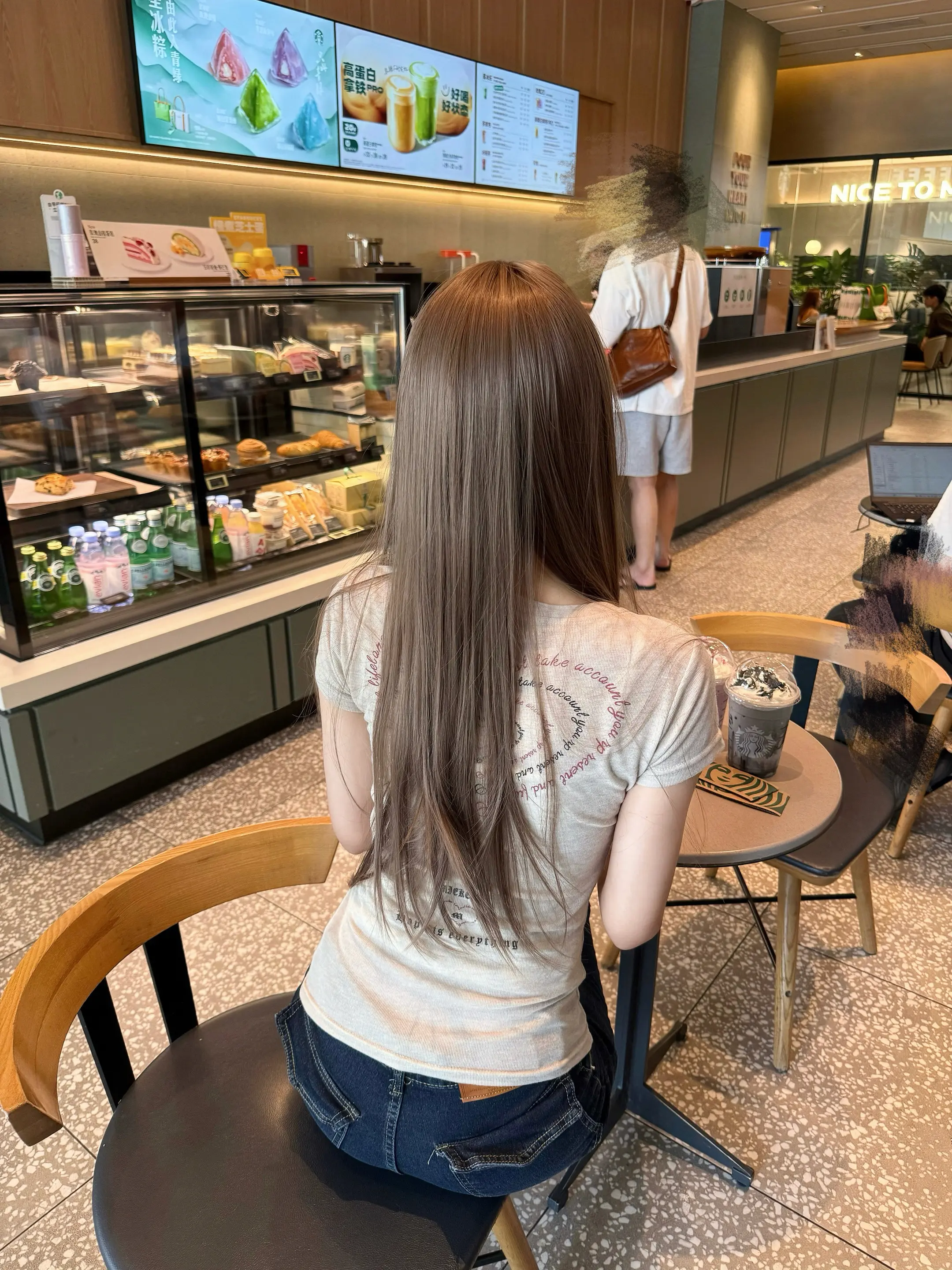 好奇怪 明明只是一个背影 我却早已喜欢上你