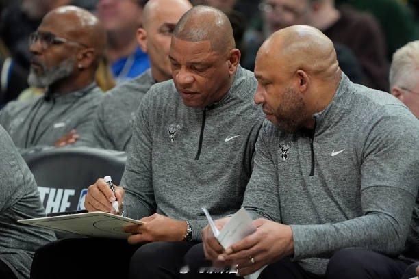 NBC新赛季将重新转播NBA，它带来的一个创新就是将解说席安排到球队板凳席边上—