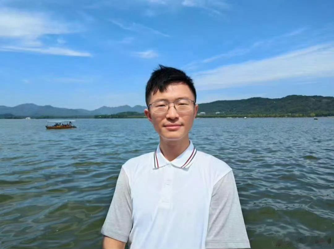 侯汉廷说，是他爆料举报沈伯洋。他还说，沈伯洋嘴硬但还是害怕的，否则就不会向台当局