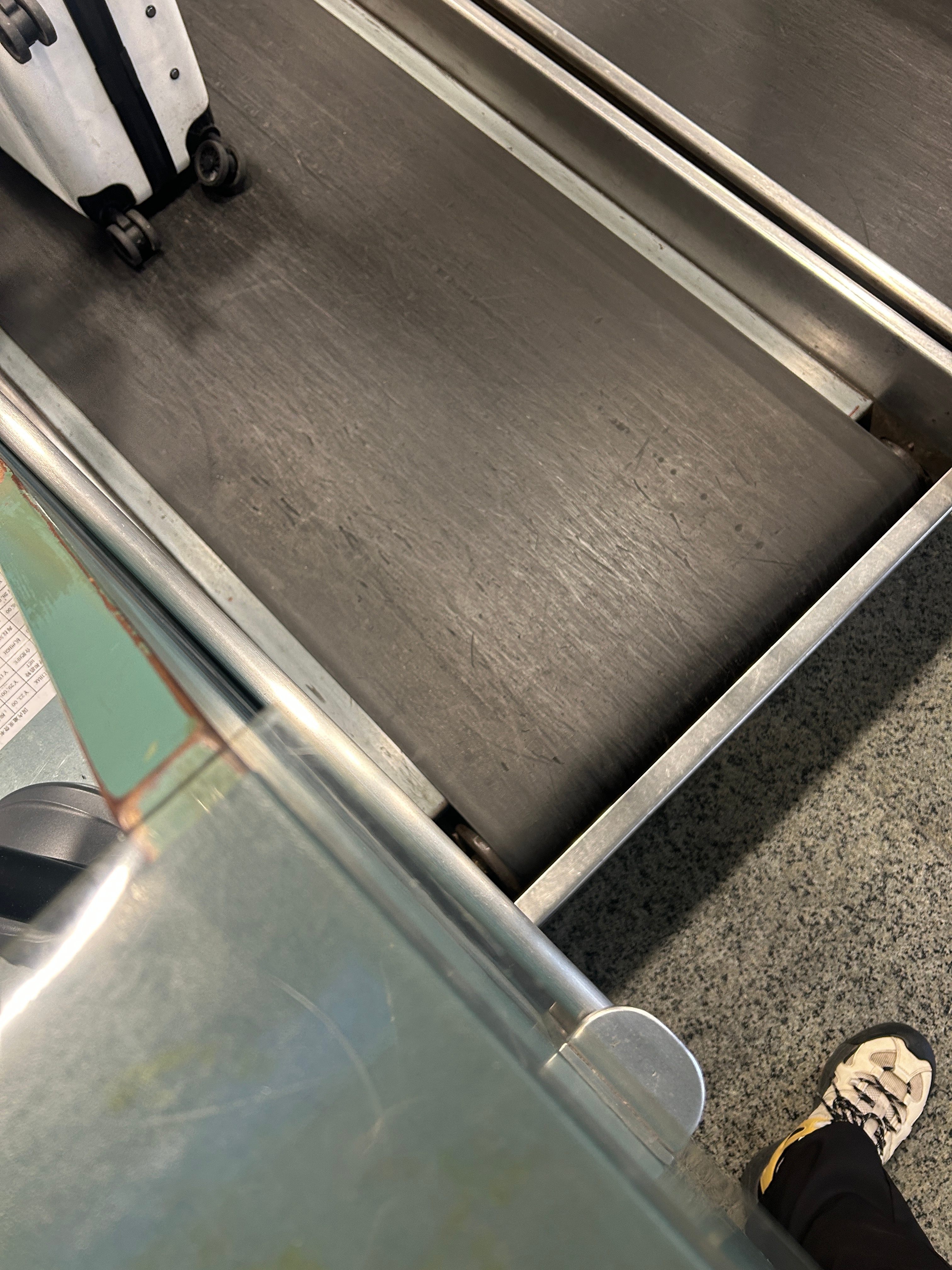 嘻嘻嘻，来骂了，虽然厦航从来不理微博投诉，但没关系，我打投诉电话了，投诉电话也不