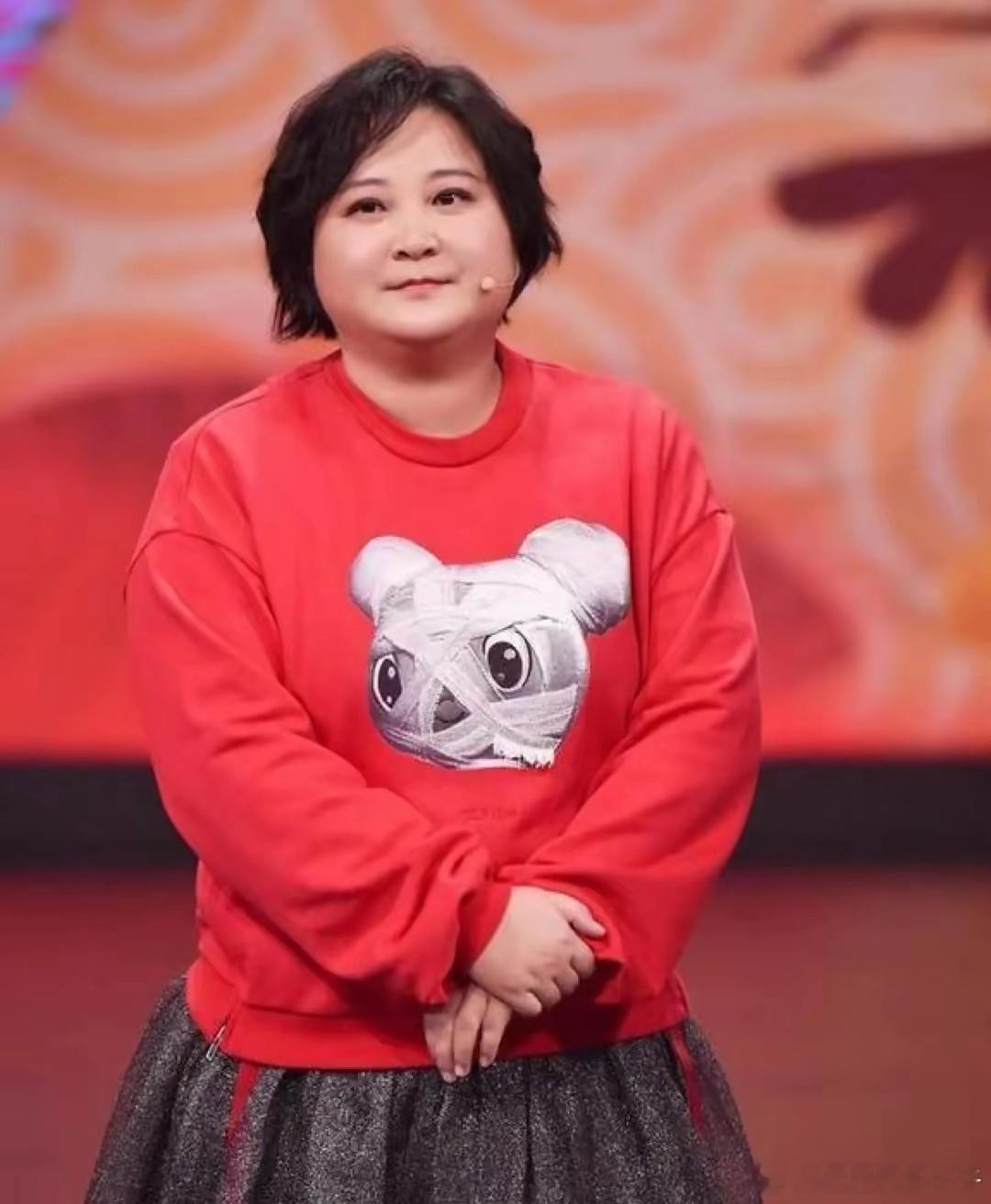 贾玲在上海过43岁生日，打扮贵气，身材没有复胖，气质终于不土了 ​​​
