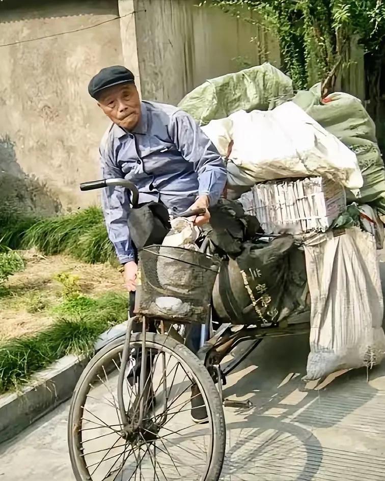 1974年，被劳教24年的抗战英雄吴其轺重获自由4年，被劳教24年的抗战英雄吴其