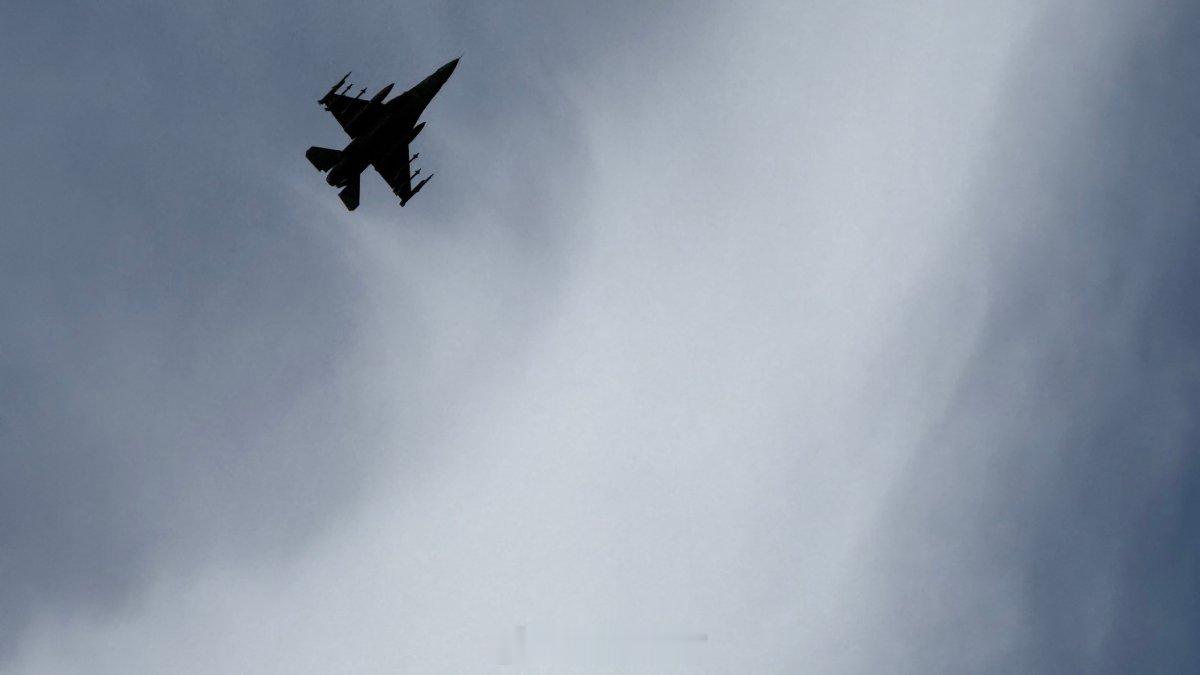 9月27日，美军F-16战斗机呼啸掠过芝加哥上空——北美防空司令部（NORAD）