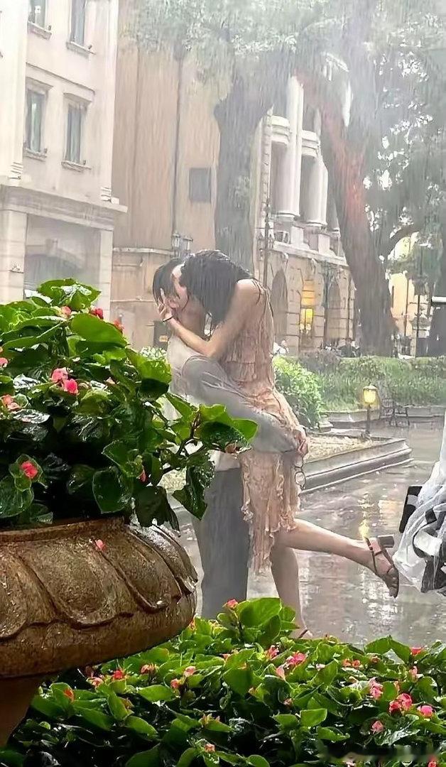 钟楚曦拍雨中吻戏，老王看好她是下一个走性感路线的舒淇。2024年，她在电影《好东