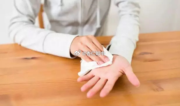 二十到三十岁的年轻人来看手汗症的越来越多。这病虽不致命，但极影响生活——不敢跟人