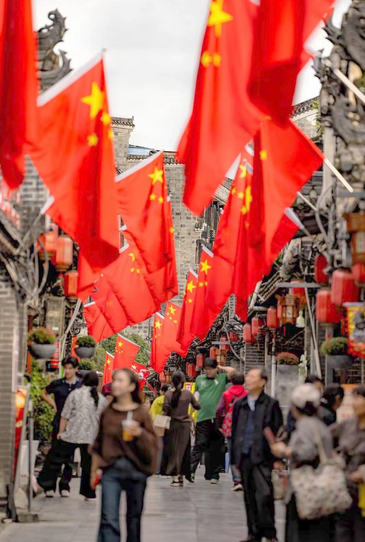 今年的国庆与往年不同，今年的国庆大家都很穷；今年的国庆大家都很理性；今年的国庆大