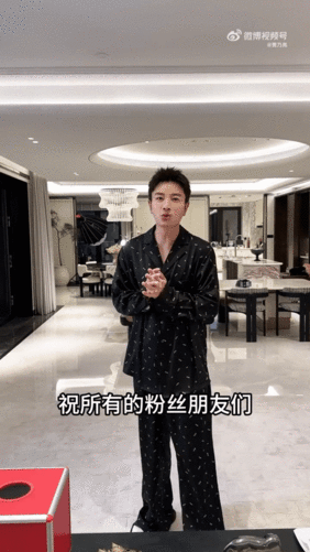 贾乃亮 很难遇见这么贴心随和的老板，端午不搞形式化慰问，亲手和大家包粽子拉近距离