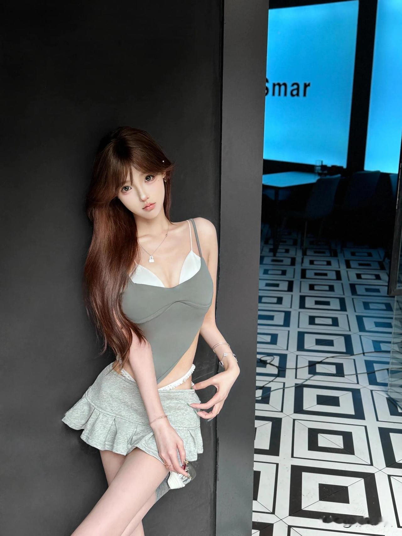 性感美女坐，清凉饮料杯。#性感美女，甜妹# #可爱性感美女、# #分享美女＃# 