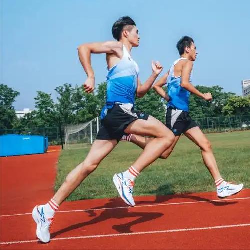 在很多爱好者的圈子里，跑步、骑行、羽毛球被一些人称作“体育三大毒”，这究竟是为什