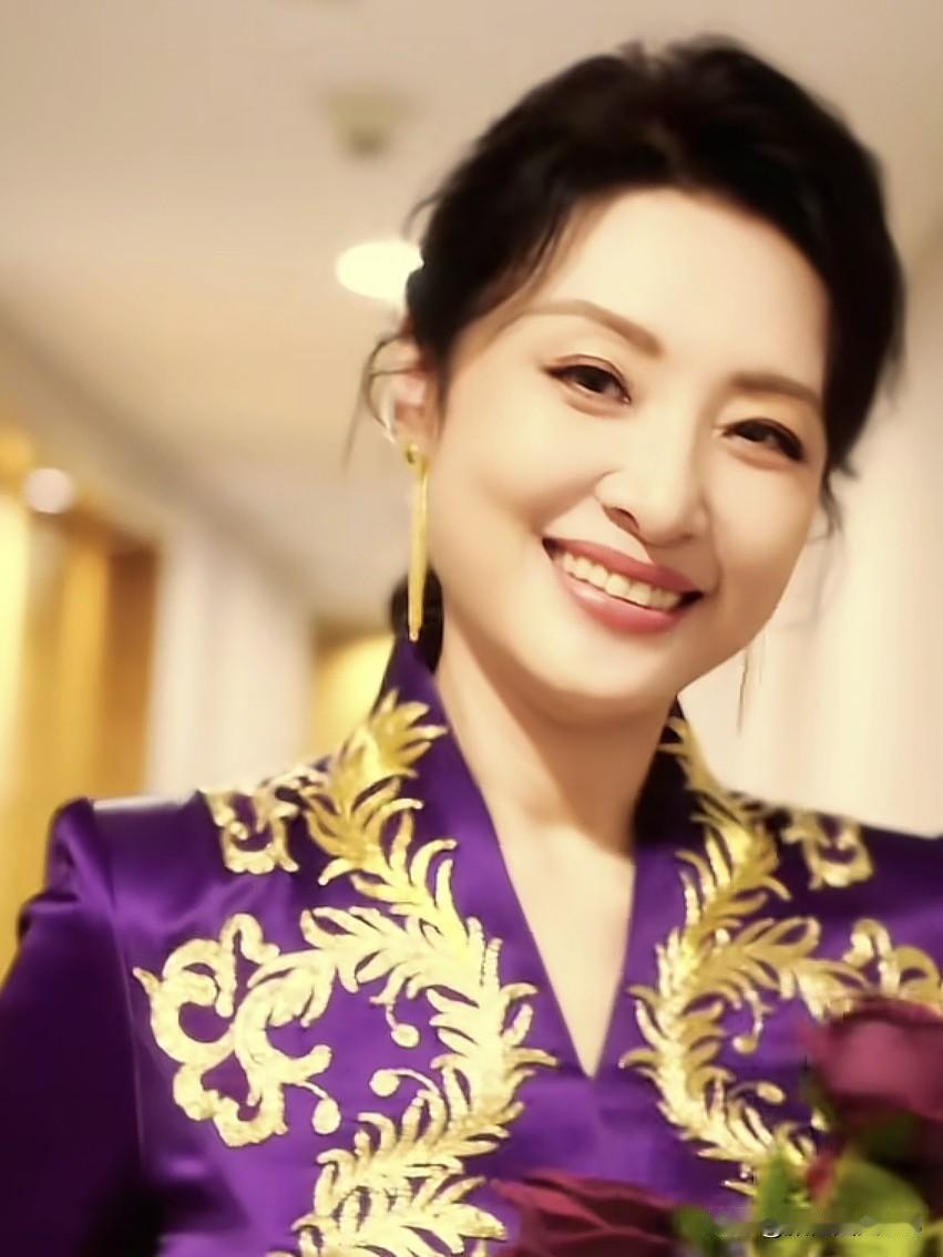 她站在聚光灯下，语调温润却有力量，举手投足间尽是从容大气。以专业为笔，以真诚为墨