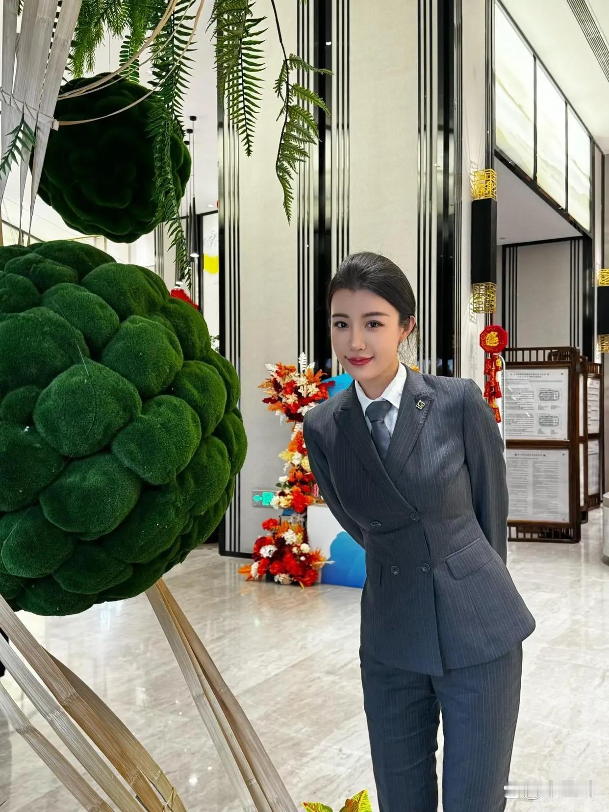 勤劳的美女大堂经理，一身职业装，太美了，身材也很好，气质极佳！
香甜酥脆