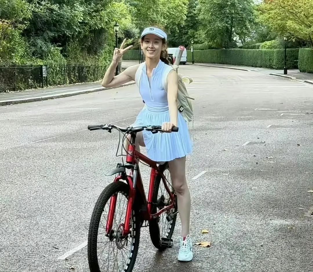 章泽天晒照，网球服+单车，原来她还有这样的一面！
章泽天一直以来都是优雅女神的形