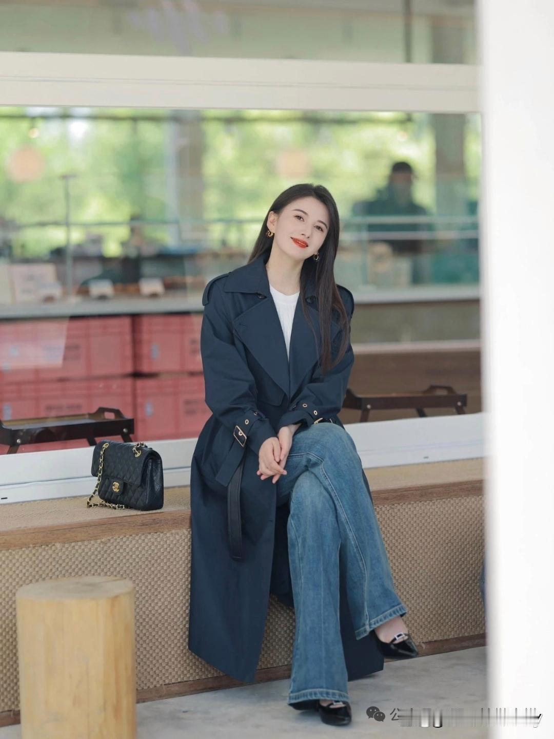 都市雅痞风穿搭真是魅力十足，复古风外套配牛仔裤这组合，简直无敌。
就说复古风的牛