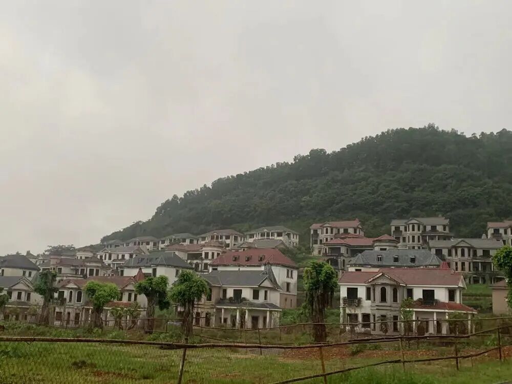 【荒废20多年  广州最大烂尾别墅群将重启】来自广东省投资项目在线审批监管平台的