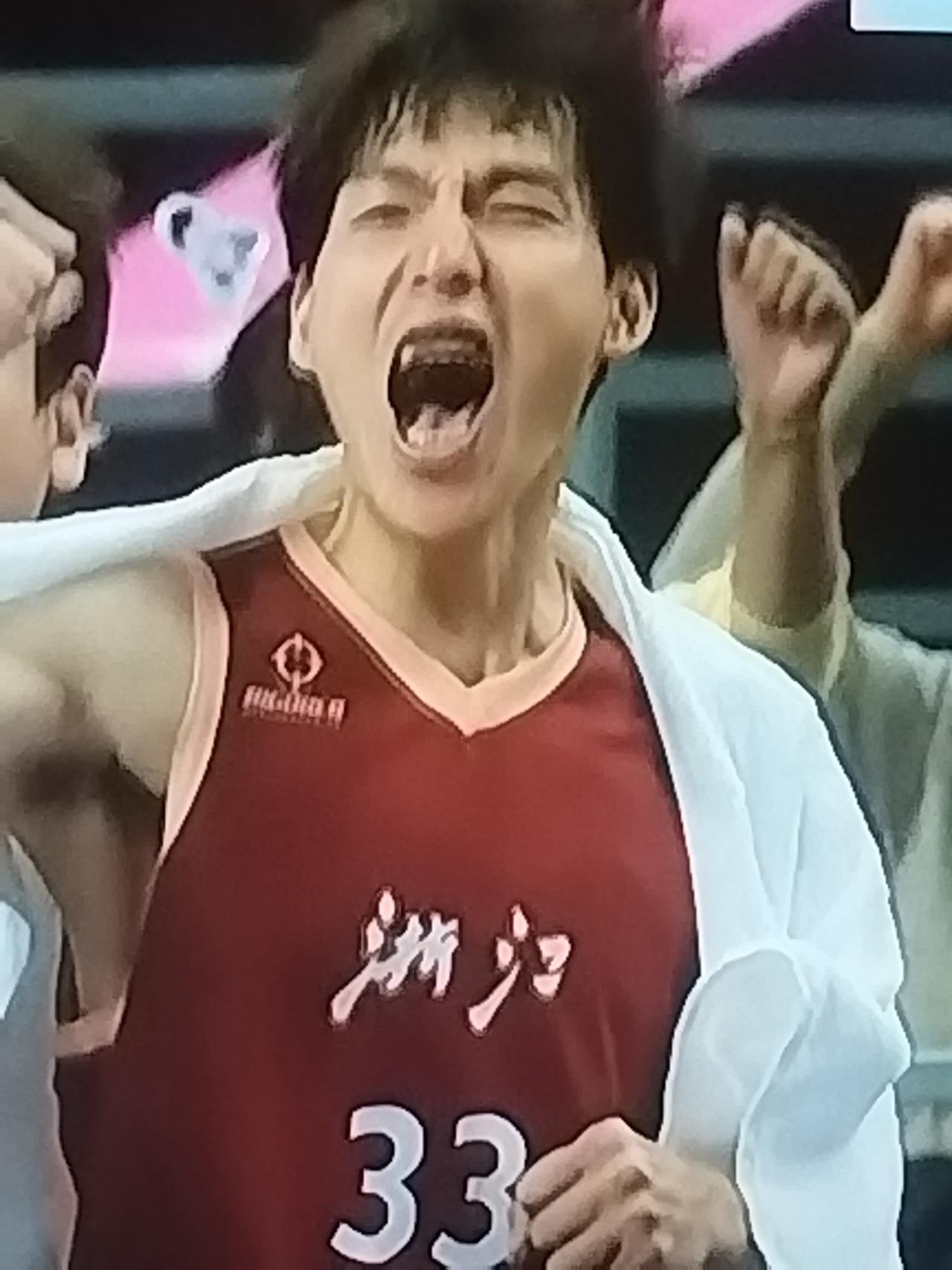 全运会四川男篮爆冷输给浙江队无缘决赛。拥有周琦，胡金秋，孙铭徽三大国手的豪华四川