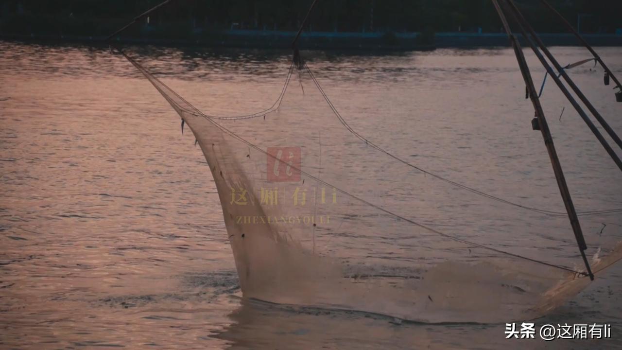 你家里有农村的老物件吗?
暮色漫过水面，它咿咿呀呀在余晖里缓缓起落。它曾兜住一河