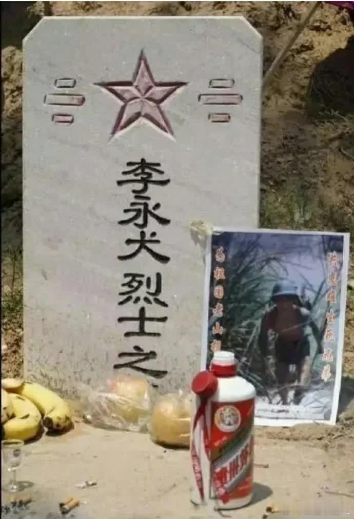 好酒敬英雄！对越自卫反击战一等功臣王曙光单膝跪地，深切缅怀战友李永犬。当年是李永