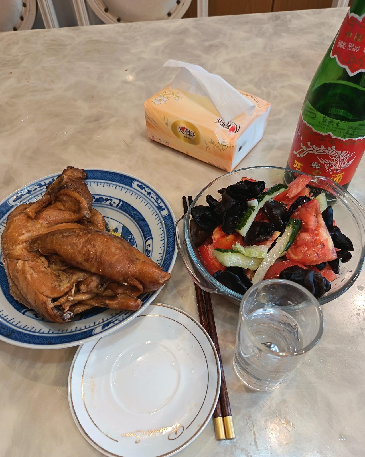 今天早上南昌下雨，本来打算出去探店视频的，只好计划终止。

我这个人，狗窝里放不