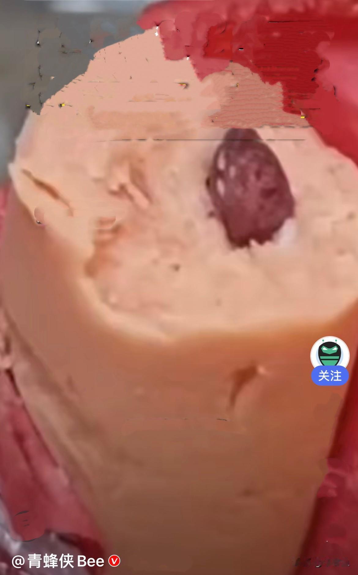 近日，山西阴先生在超市购买了一包双汇王中王火腿肠。回家食用的时候，意外发现肠体里