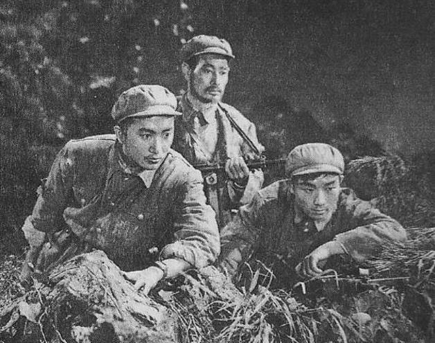 1949年，三名侦察员误闯进一间破旧的牛棚，刚躺下休息，一名战士突然感到一阵剧痛