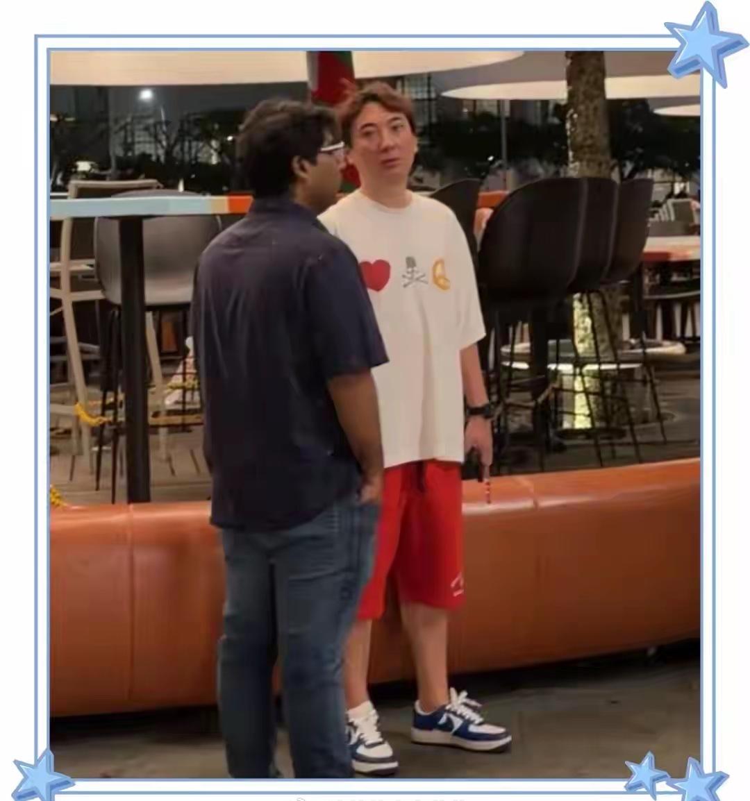 王思聪懒懒新加坡过情人节，懒懒不高兴，王思聪脖子前倾 体态显老 ​​​