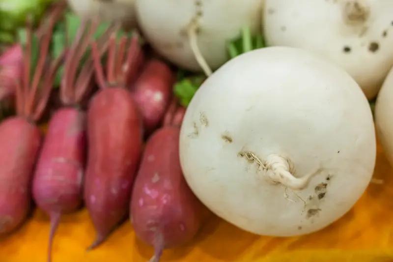 要说羊肉搭配啥菜最好吃，那首推白萝卜。萝卜清甜多汁，能有效去除羊肉的膻味。像经典