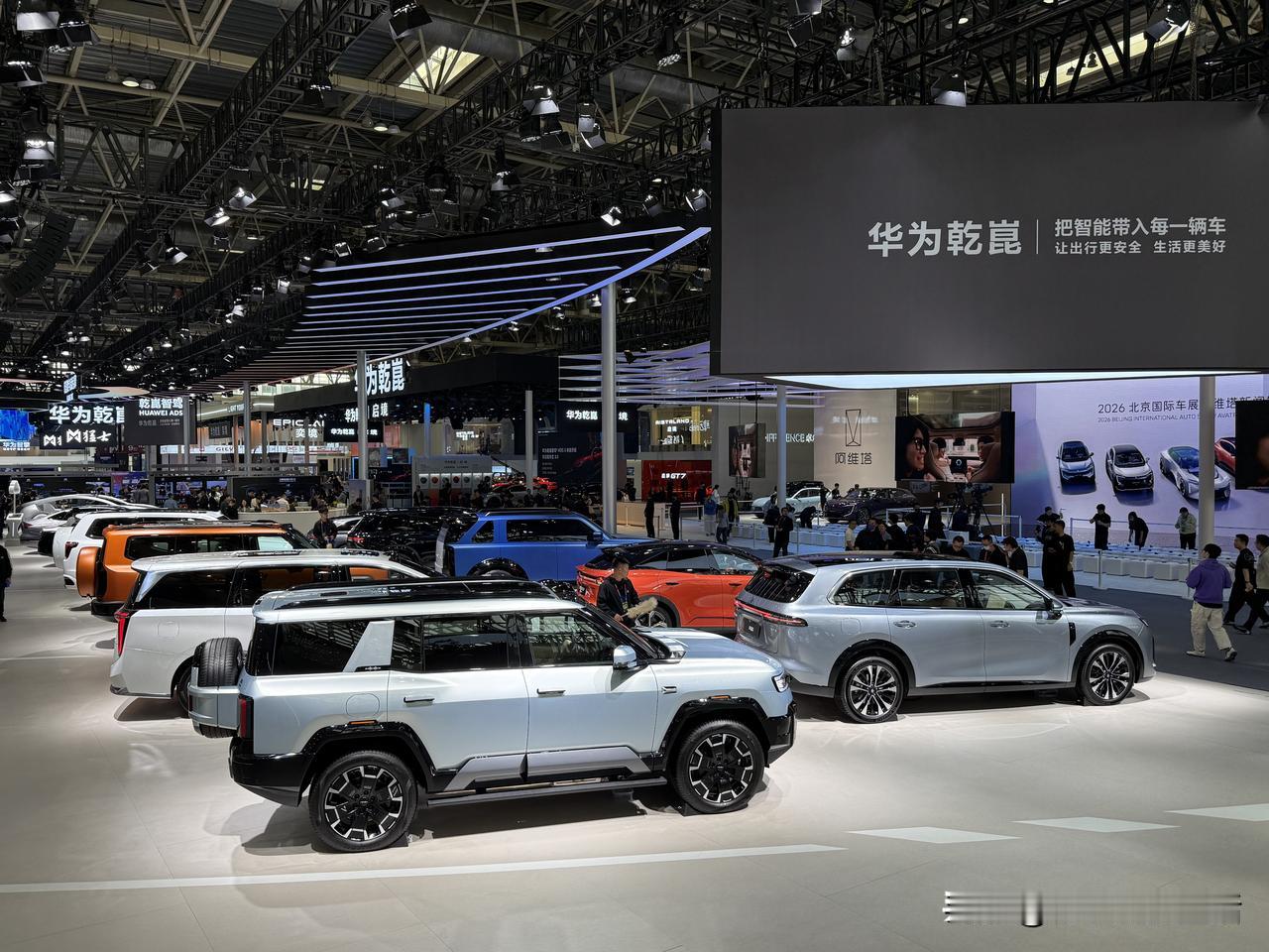 去北京车展逛了一圈，W3馆的华为乾崑展台绝对是人气王。大家都在围着那几辆新车型拍