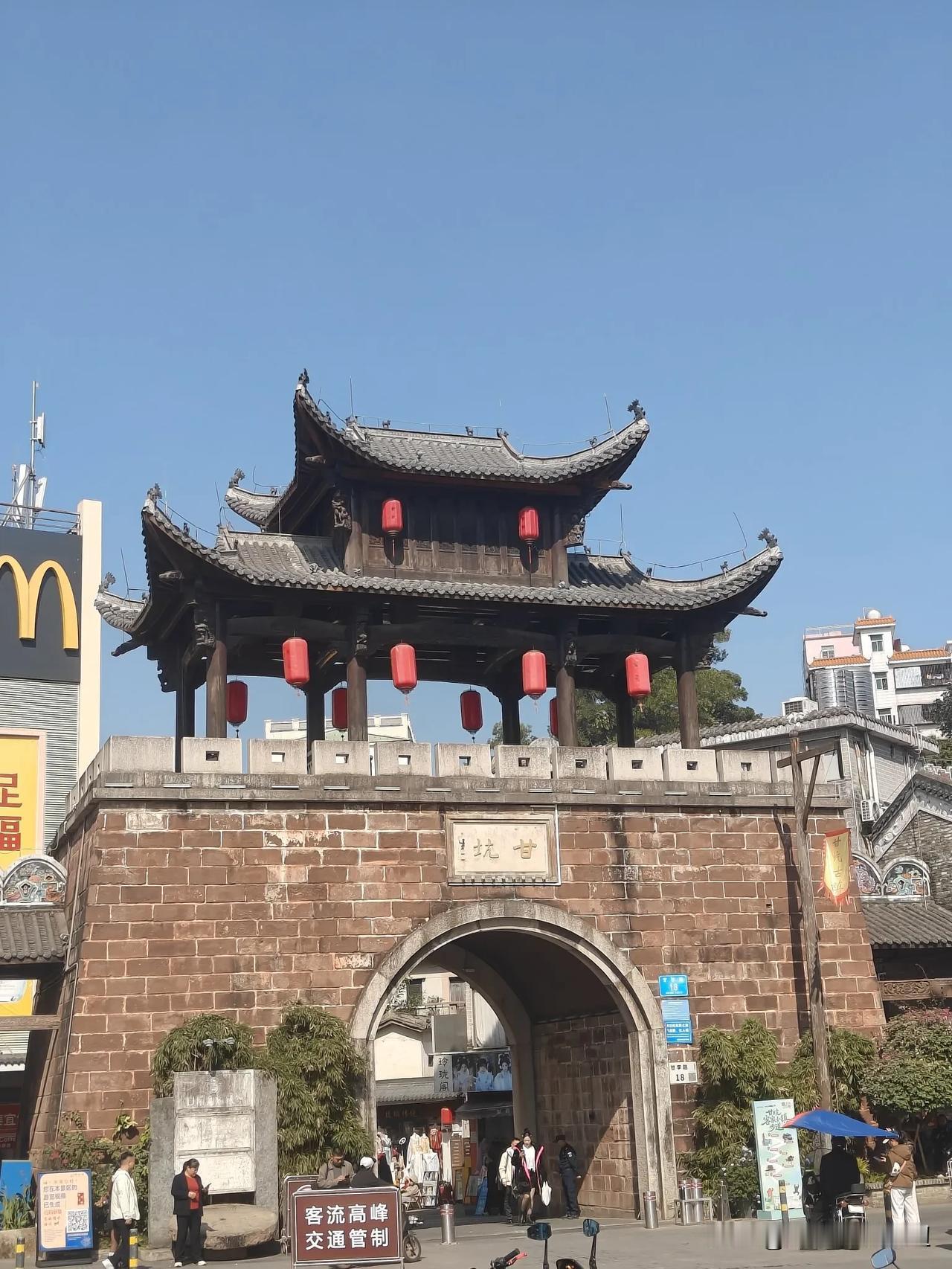 再次来甘坑古镇，现在好漂亮了。
今天老公带我和娃逛甘坑古镇，好久没有来了，变化好