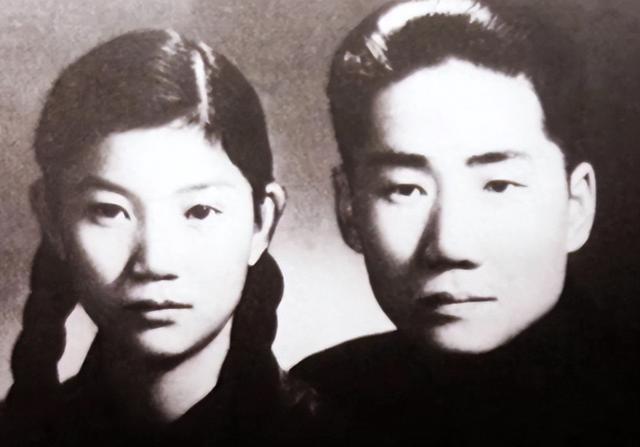 1959年，中南海。刘思齐一进门，看见毛主席一个人拄着拐杖，背影瘦得让人心疼。她