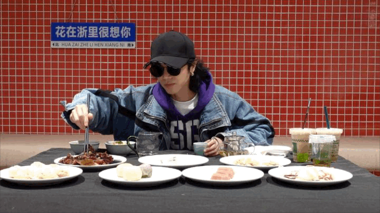 #华晨宇杭州美食必吃榜# 的杭州美食探索之旅在vlog中精彩展现，西湖醋鱼作为杭