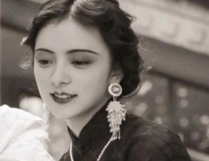 1974年，90岁的杨森迎娶了17岁的张灵凤。新婚之夜，当杨森伸手去拉她的衣袖时