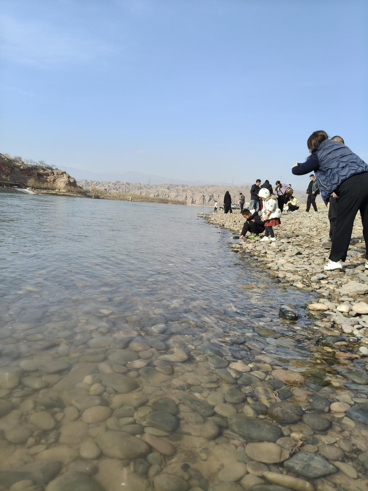 你可以心怀善良，
但切莫沦为烂好人。
别对谁都心生怜悯，
别见谁都给予同情。
人
