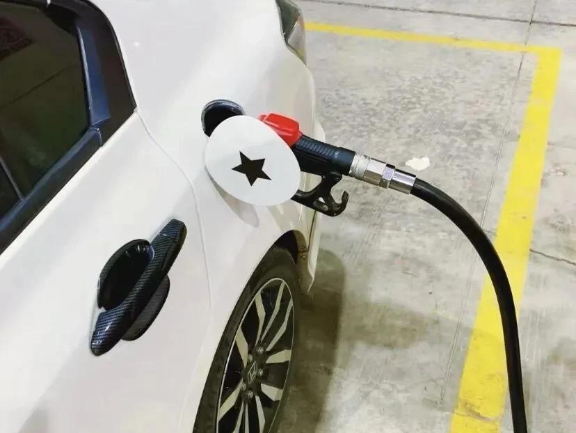 95号汽油都快10块一升了，我还是没换电车。

不是我不心疼钱。加一箱油小五百，