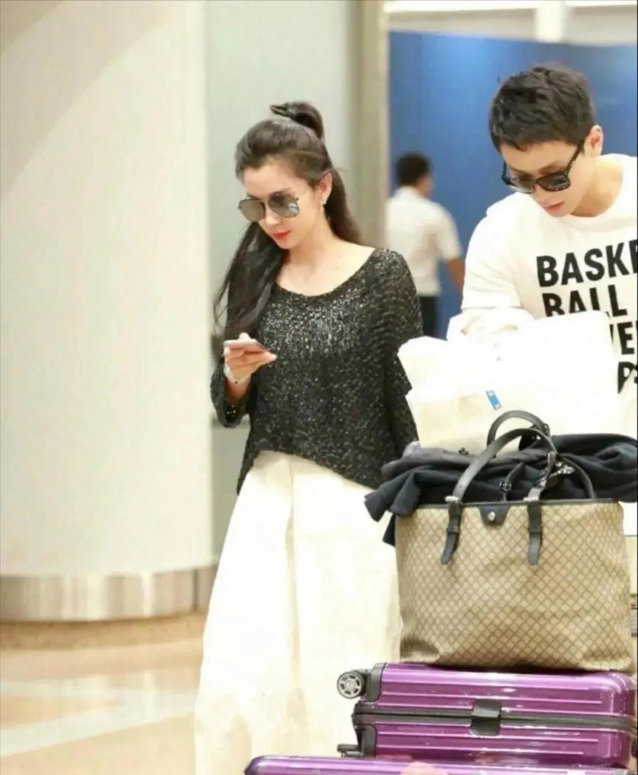 51岁的李冰冰和她29岁的男朋友，有钱有颜有身份，果然不愁对象，李冰冰有着均称的