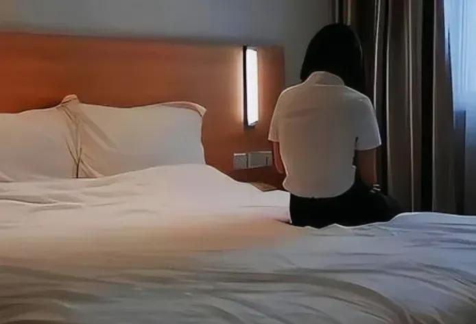 谈妥1600元违法交易，外卖员顺走7000元财物，二审直接推翻一审抢劫判决

多