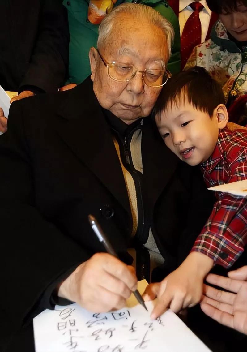 华主席和毛东东合影，这张照片拍摄于2007年毛主席诞辰114周年之际，华国锋在去