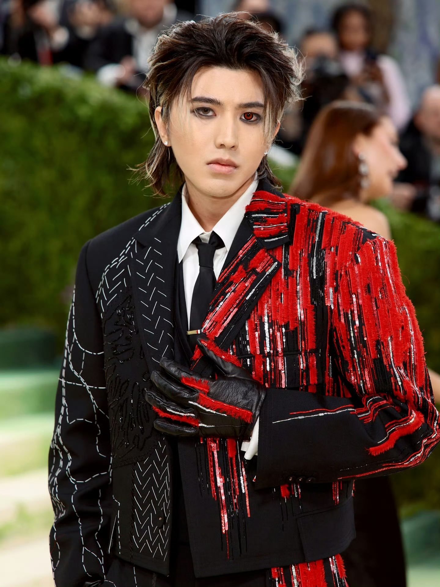 【🆘】蔡徐坤异瞳色造型出席Met Gala红毯！请点评：metgala红毯蔡徐