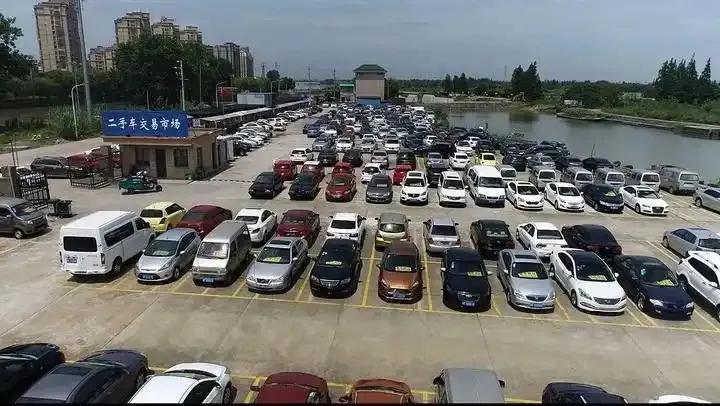 “新车都打5折了，谁还买二手啊？”这成了2024年买车人的灵魂拷问！  
二手车