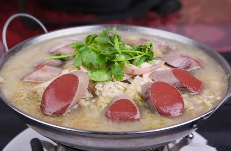 地理冷知识牡丹江美食 白肉血肠：浑厚交响，游牧基因的现代诠释。五花白肉切薄如纸，