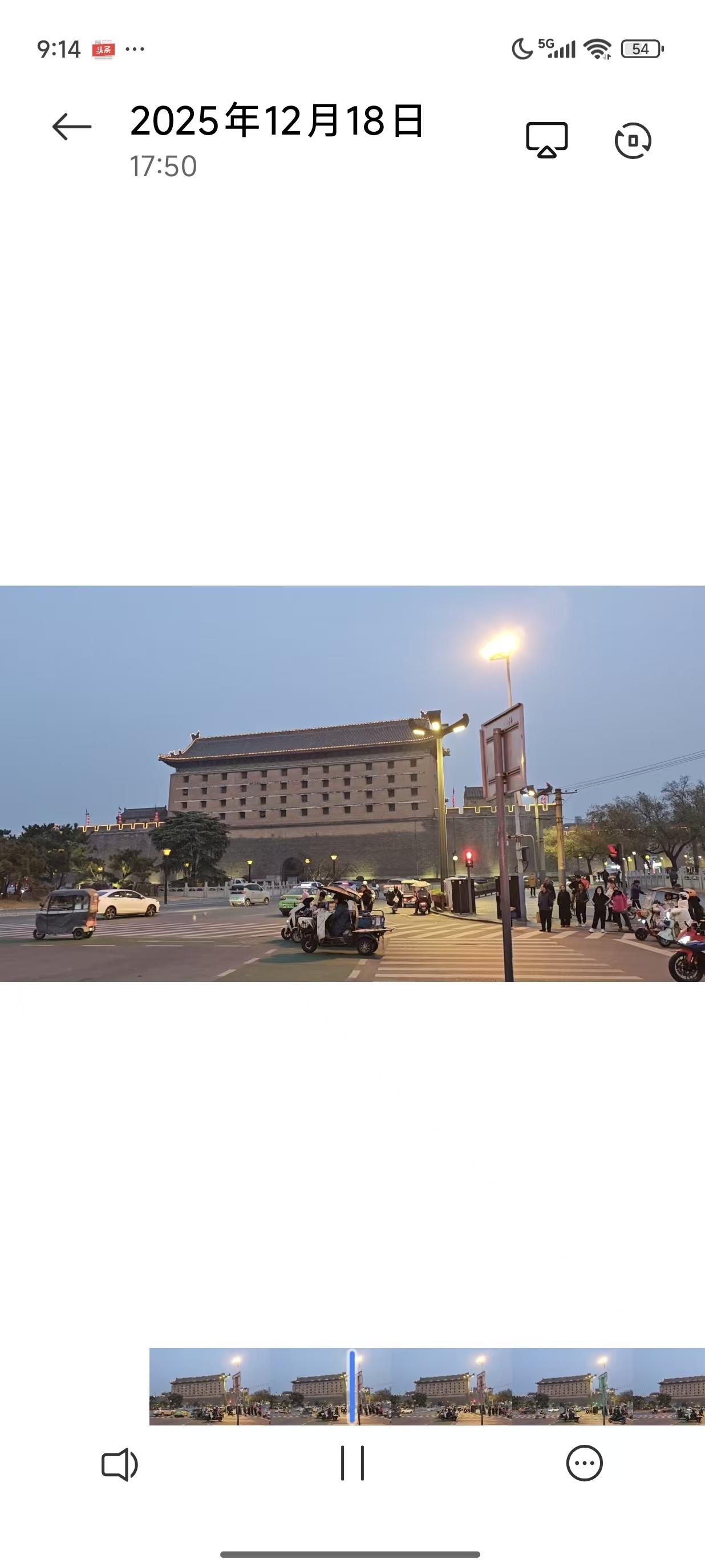 暮色中，古城西安城门外壮观的景色，