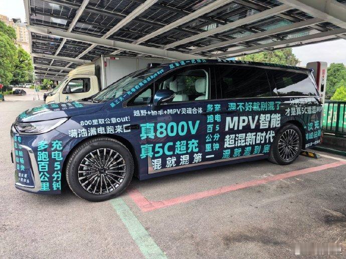 2026款岚图梦想家测试车高调亮相：「真800V」「真5C超充」「1分钟充3度电