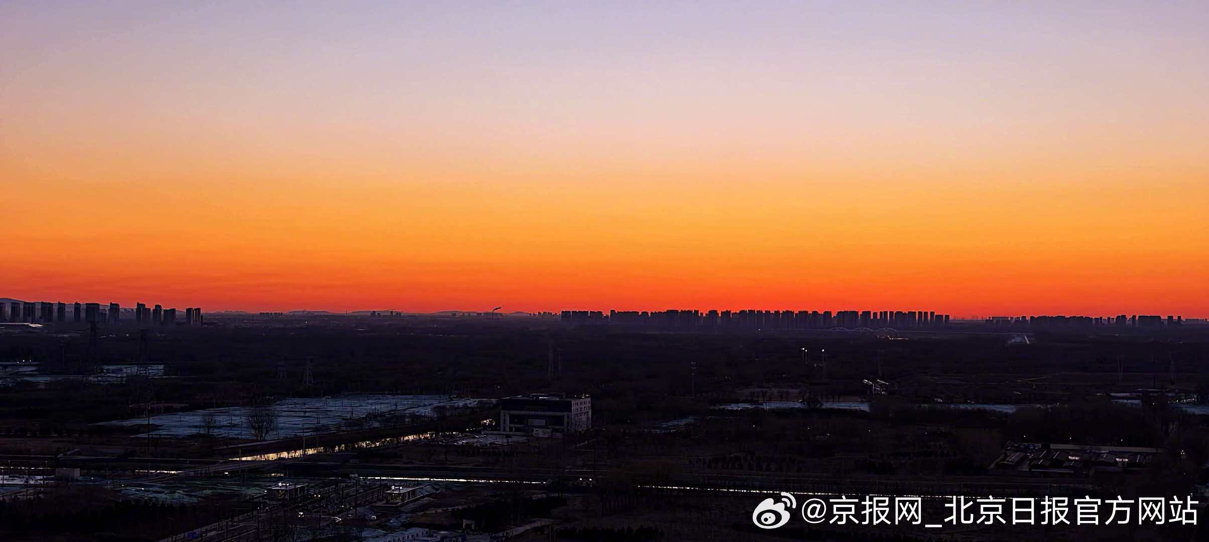 【早安！#北京日出颜值太高了#】#北京朝霞美成了胭脂海#  3月9日清晨，北京朝