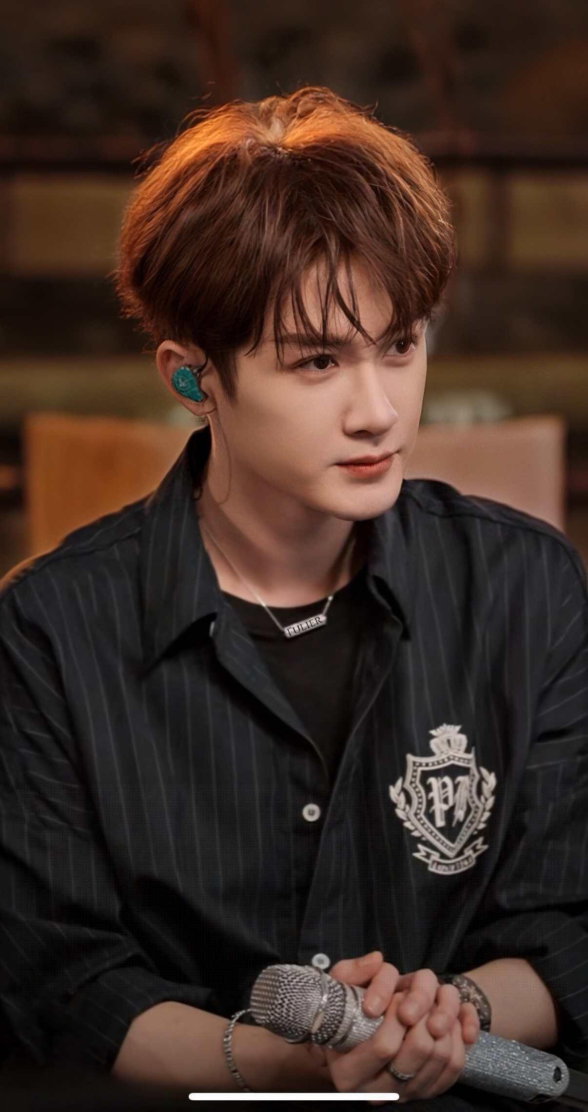 檀健次 帅的如此权威，呆得如此可爱。 ​​​