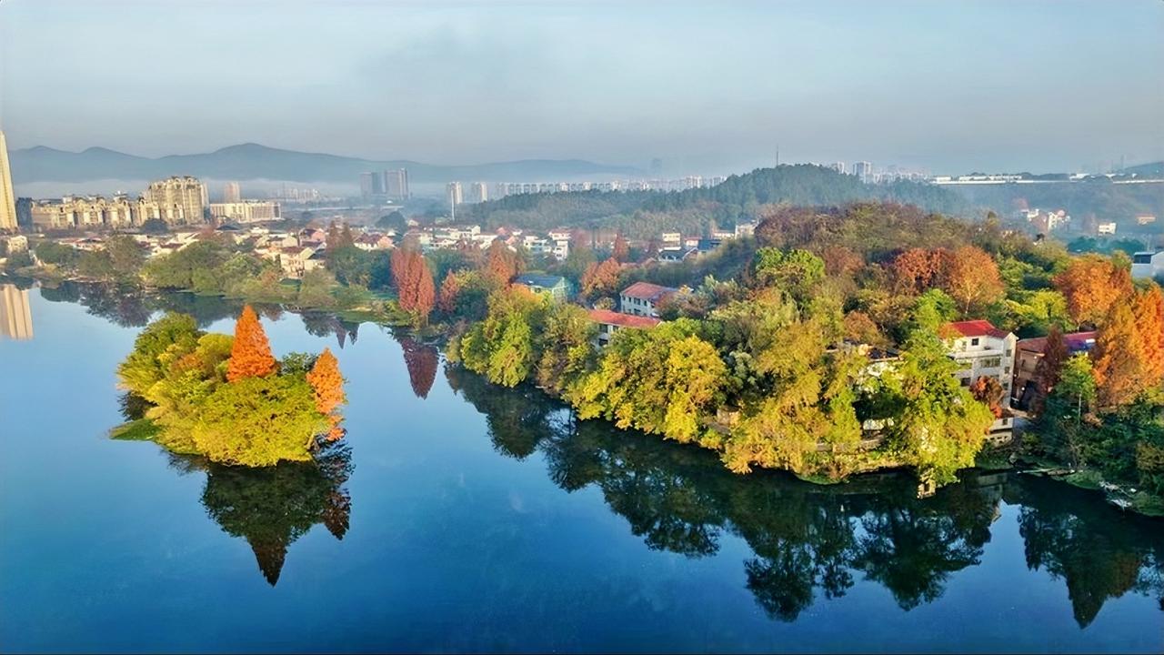 小时候，妈妈总跟我说：“早上起来不许掉眼泪，也不能说自己穷。”

起初我只当是迷