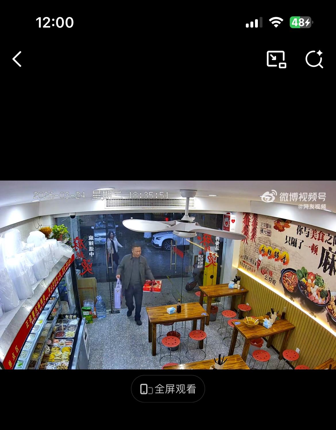 饭店老板助人为乐，救助了一名低血糖晕倒的 60 岁女子，其家人登门感谢。事情发生