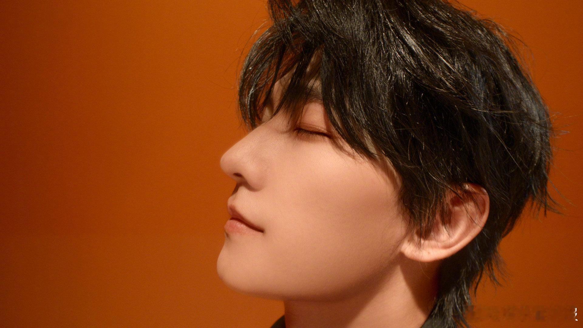 杨洋新造型帅的太客观了 高级感满满的黑色系穿搭，搭配随性自然的碎发造型，杨洋眉眼